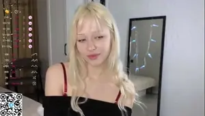 amateur blonde solo webcam