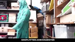 Headscarved French beurette enjoying amazing oral sex