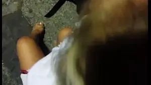 suce une bonne bite en gorge profondes en pleine hair au bo