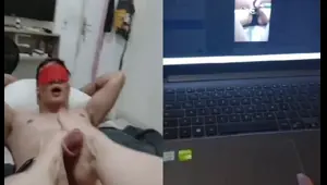 puta reage a um footjob com uma outra novinha