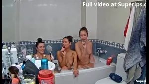 ipcam german girls bathe together in the bathtub