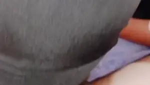 Di pijit sambil di sepong tetangga