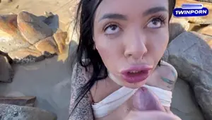 Conheci essa putinha na praia e chamei para foder gostoso, transamos em publico sem preservativo