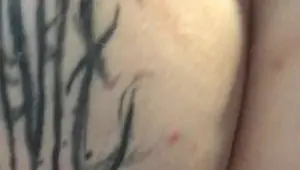 enfiou a escova no cuzinho