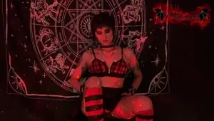 Chica gotica caliente y su ritual antes de tener sexo con una enorme verga