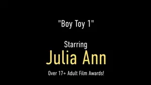 Collared Male Sub Eats Cougar Mistress Julia Ann's Pussy!