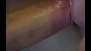 Jeune suce en gorge profonde et avale son sperme