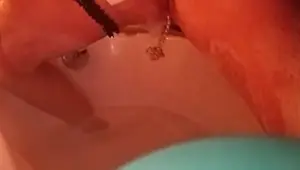 Piscio dentro la vasca da bagno