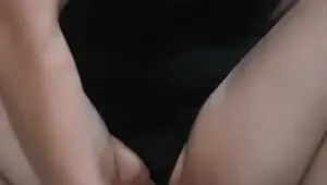 Chica se masturba en la oficina antes de que llegue su jefe