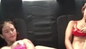 Lesbianas masturbandosen en uber camino al trabajo