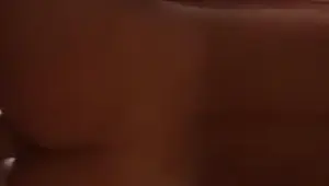 Megi pojani duke u qir tek shtepia e ish te dashurit