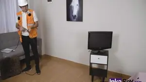 Venezolana se masturba mientras le arreglan su PC