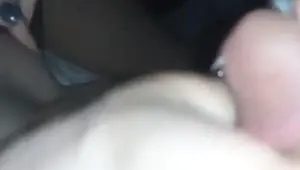 Sie macht es uns beiden und kommt zum Orgasmus