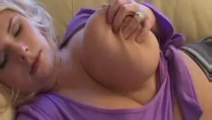 Blondine mit dicken Titten