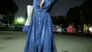 se desnuda y se masturba en la calle