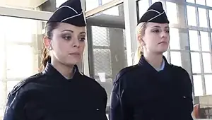 policiere baiser par le patron