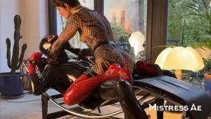 MistressAe PigBugs: Facesitting, 69 Fucking on Chaise Longue