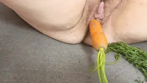 I put my girlfriend a carrot in this horny hairy fat cunt