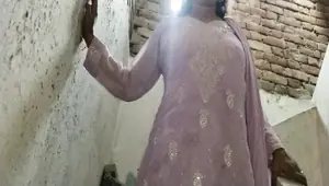 Desi aunty ko kapde badalte bade bade boobs dabaya