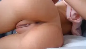 Cute 20 year old girl masturbating and squirting on chaturbate Teen masturbating and squirting on chaturbate. Profile in the description.
