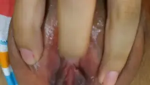 Me masturbo en silencio para que papi no escuche