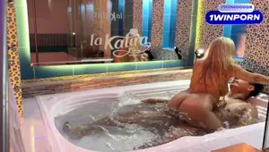 Fucking Colombian in the jacuzzi I cum in her pussy under water