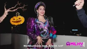 Milf cachonda decide ir a mi apartamento y no a su fiesta de Halloween Gatidiosa
